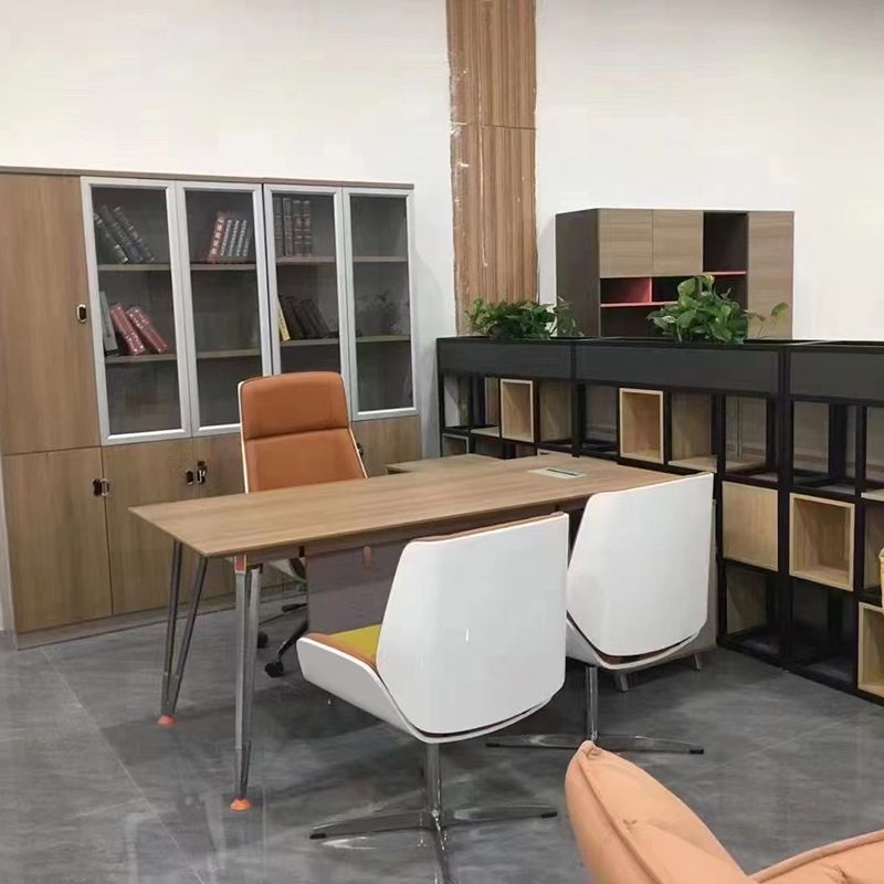 Sedia da scrivania imbottita contemporanea.