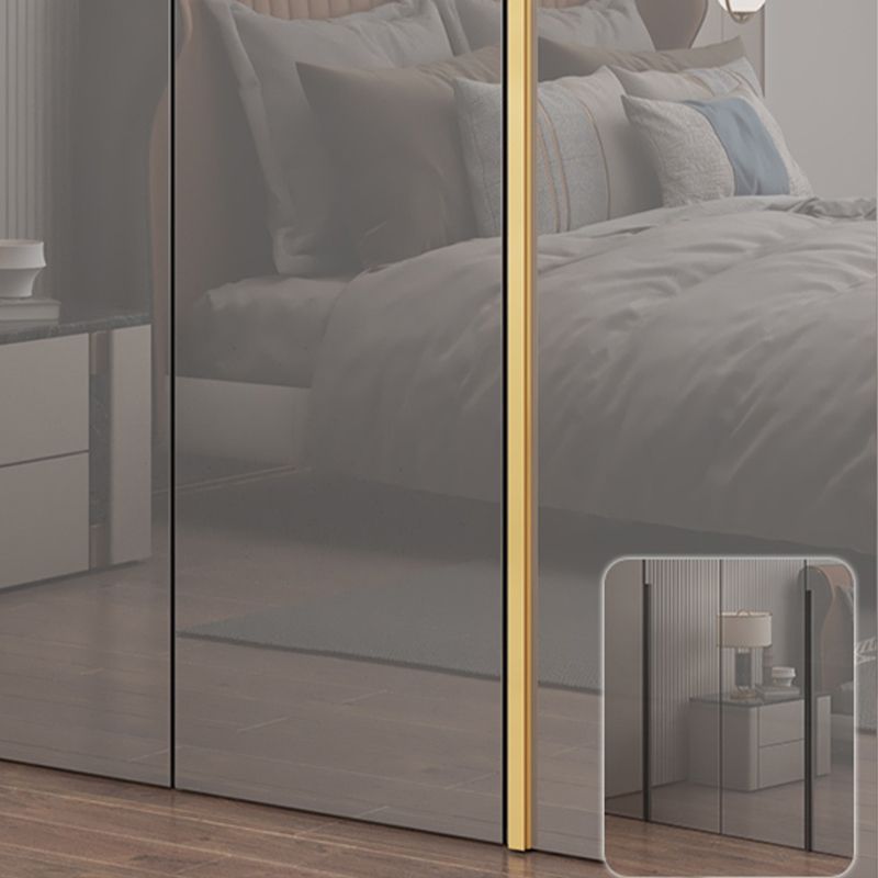 Witte verflicht luxe houten garderobe met planken en schuifdeur