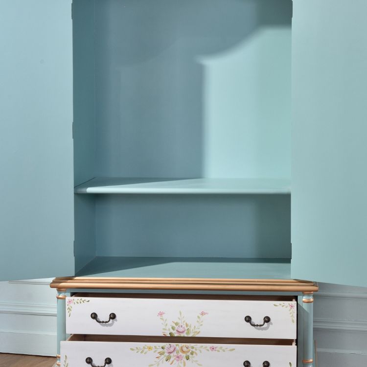 Armoire en bois fini mate avec armoire de rangement côtière à tige de vêtements avec portes à charnière