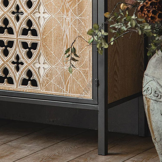 金属と悩まされた木材アクセントキャビネット工業スタイルのフレットワークチェスト