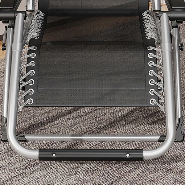 Reclinabile ergonimico interno contemporaneo in base in metallo a colori solidi