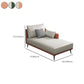 Chaise longue moderna con braccioli incassati e un bracciolo in ecopelle