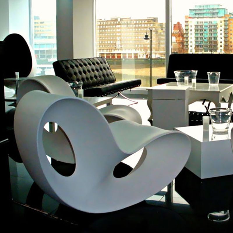 Chaise à bascule à bascule contemporain en plastique et chaise de culbuteur en acrylique