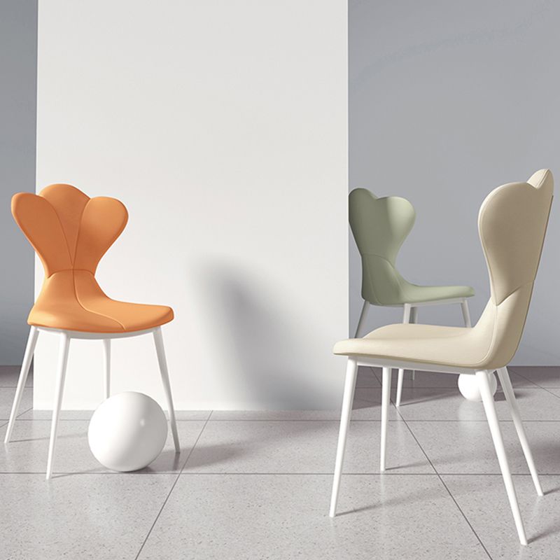 Chaise latéral simple moderne en faux cuir chaise de salle à manger sans bras avec base en métal