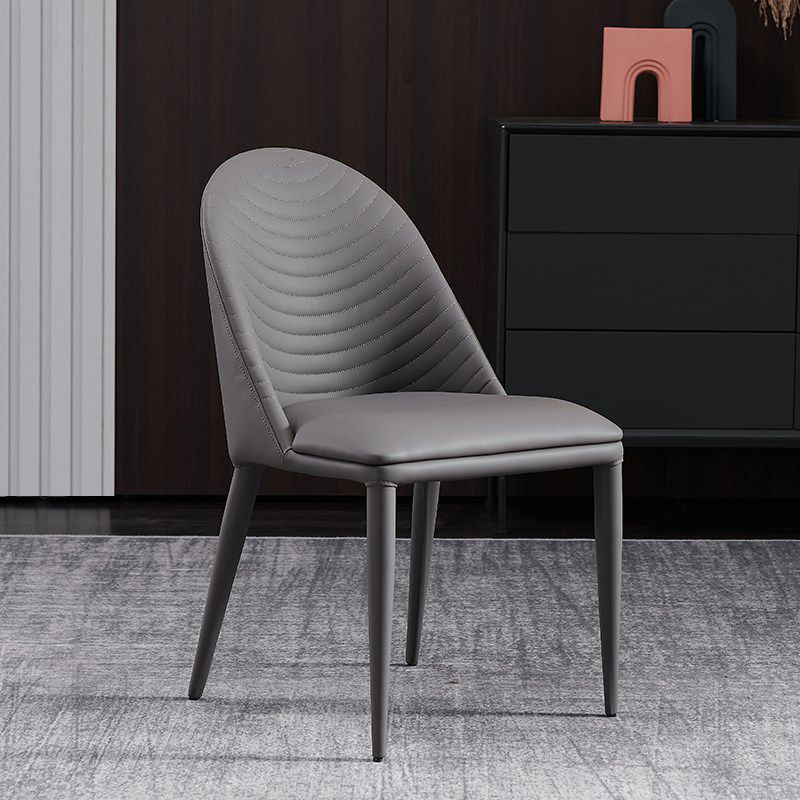 キッチン用の金属製の脚とモダンなスタイルのアームレスサイドチェアフェイクレザーチェア