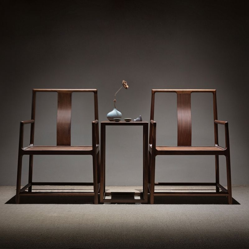 Sedia a braccio da sala da pranzo tradizionale posteriore.