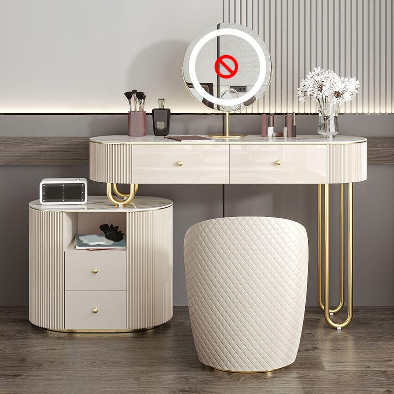 Mesa de tocador de piedra y metal en el escritorio de maquillaje beige, acabado brillante