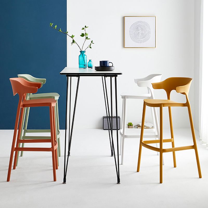 Bassista da barra da barra da barra da bar contemporanee.