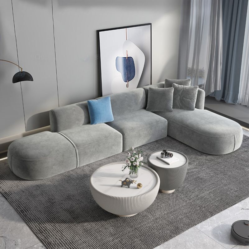 Canapé-gris léger scandinave vers le bas avec des bras et coussins encastrés