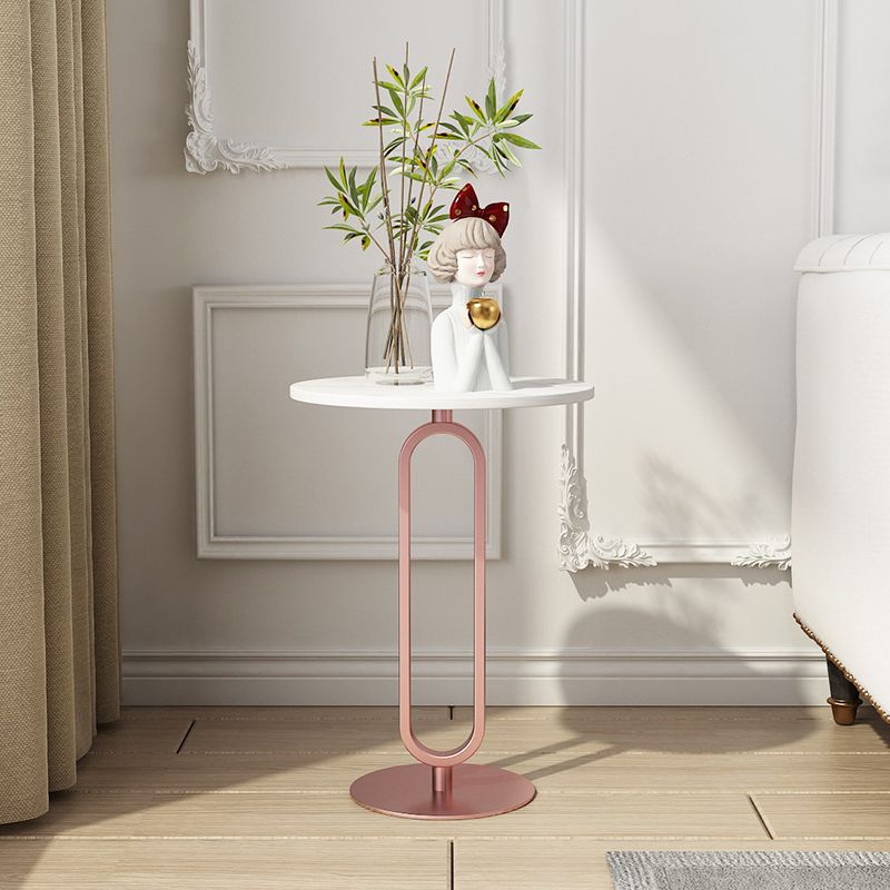 近代的な金属製の台座エンドテーブルスレートトップラウンドサイドエンドテーブル