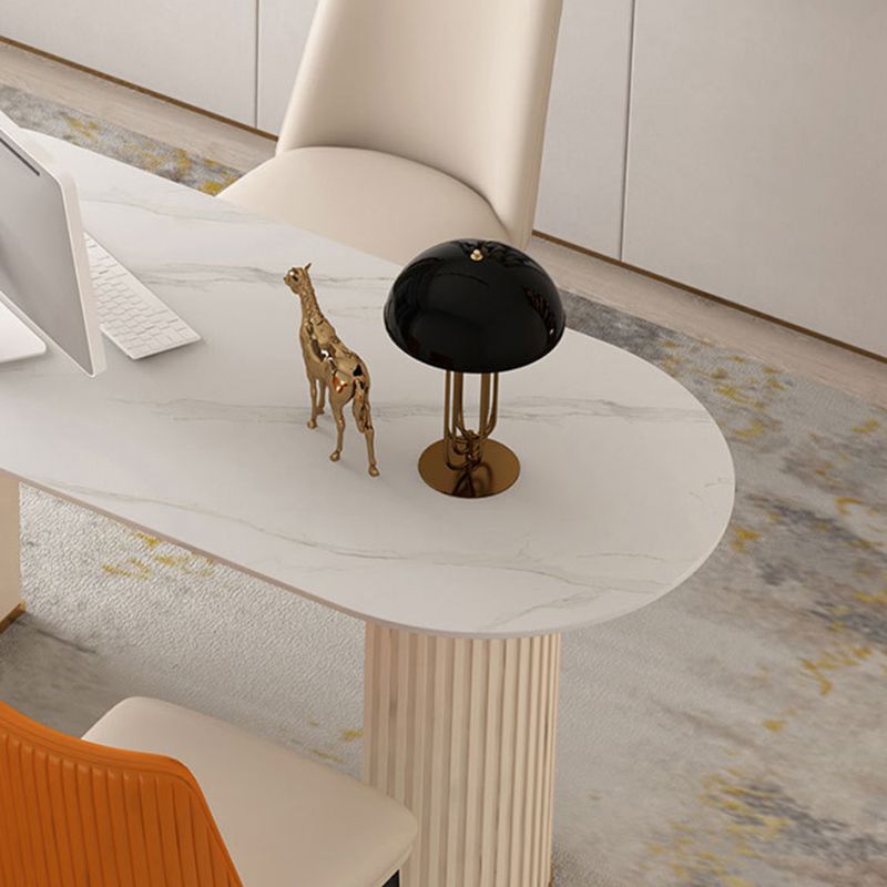 現代のオフィスデスクは、オフィス用の楕円形のラップトップテーブルをミラーリングしています