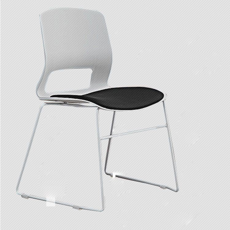 Eigentijdse armloze bureaustoel geen pijnlijke ergonomische stoel