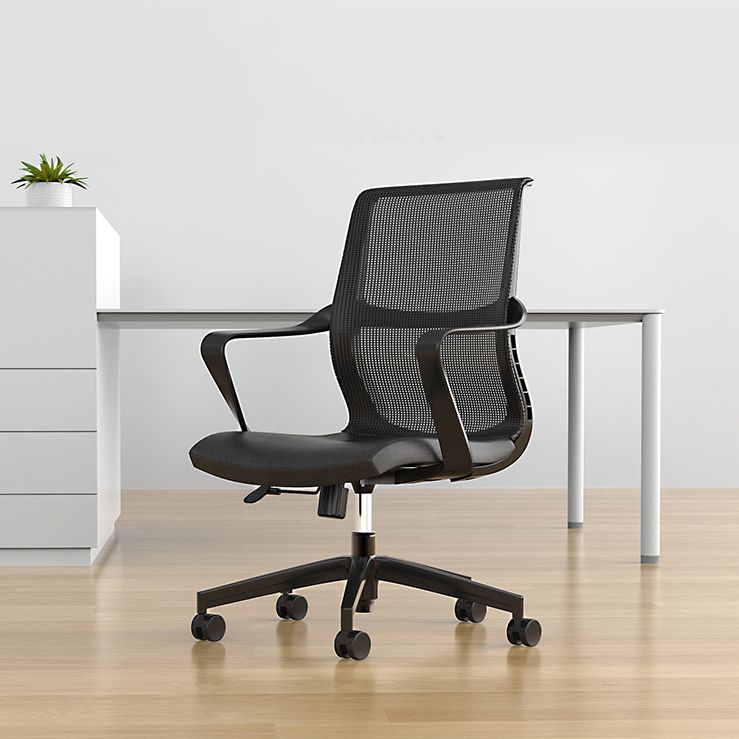 Chaise de bureau de style moderne, bras fixes à dossier moyen, chaise de travail ergonomique en maille