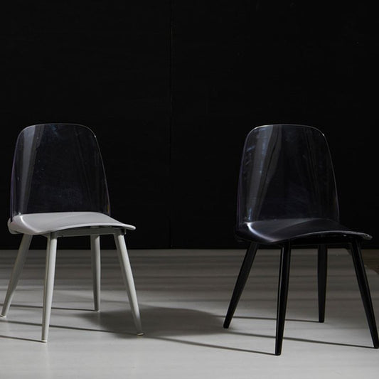 Sedie da pranzo in plastica scandinava.