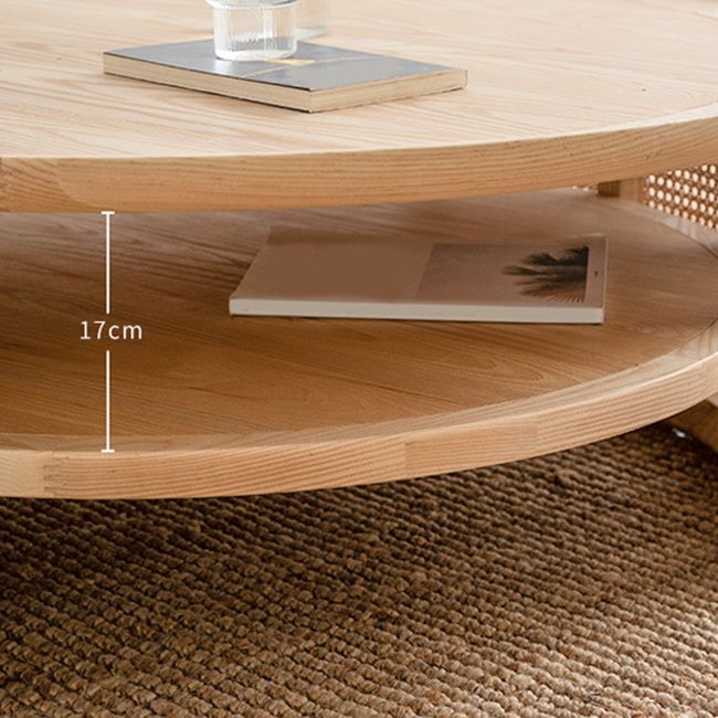 Tavolino rotondo scandinavo con scaffale in vimini e legno massiccio