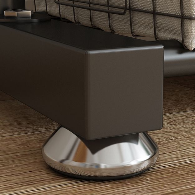 Armadiet in acciaio inossidabile a armadio aperto in stile contemporaneo con asta di abbigliamento