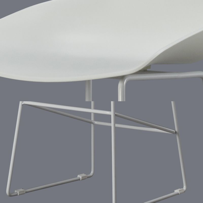 Barra moderna y taburete de la barra baja y taburete con base de trineo