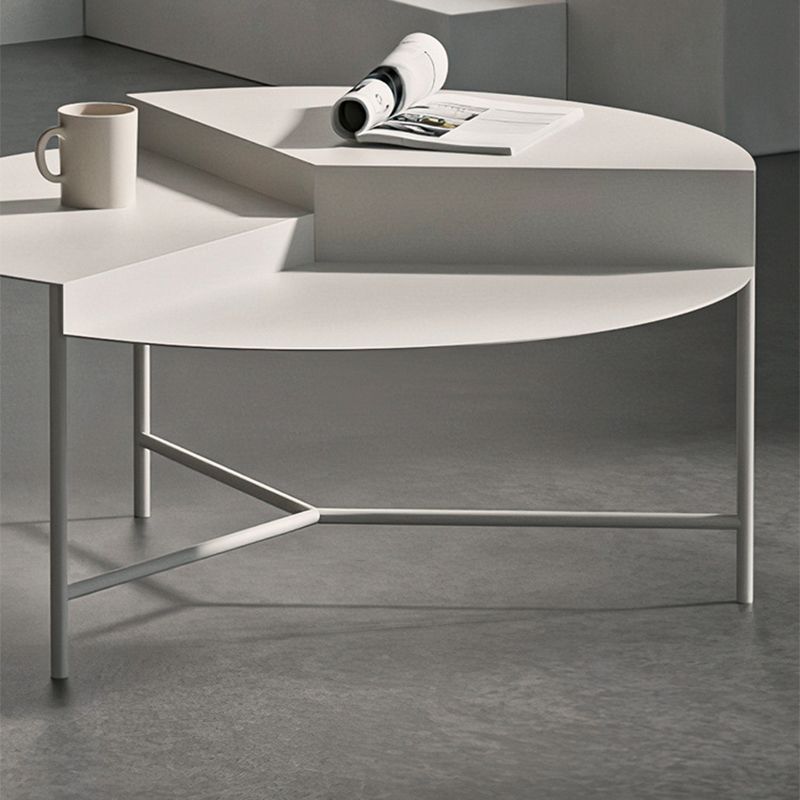 Tavolino moderno di Rond moderno di metà secolo con 3 gambe in ferro alto 17,72 "