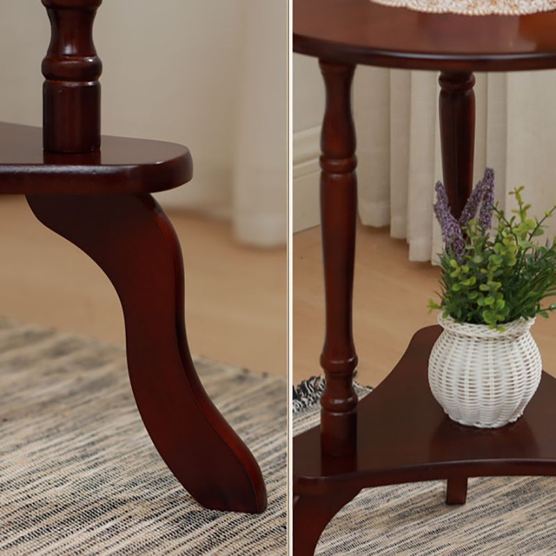 Tradizionale soggiorno a doppio livello con scaffale a 3 gambe tavolino