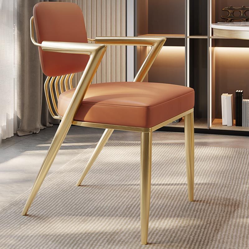 グラム布張りのダイニングアームチェアレザーレザーダイニングチェアと金色の脚