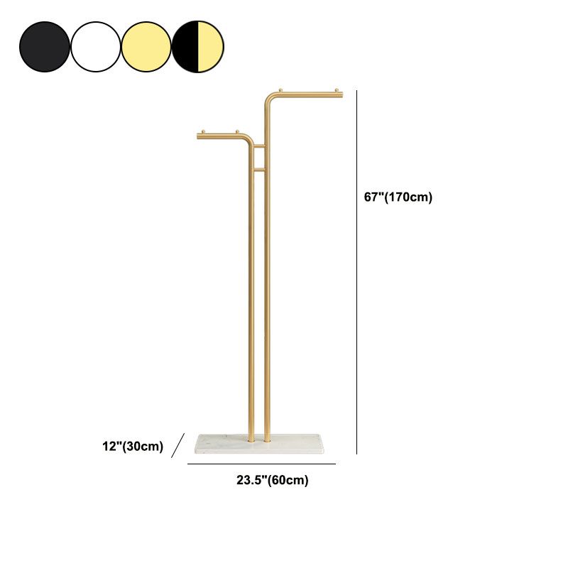 Hermosa rejilla de abrigo sólido en cola de metal con fondo de mármol