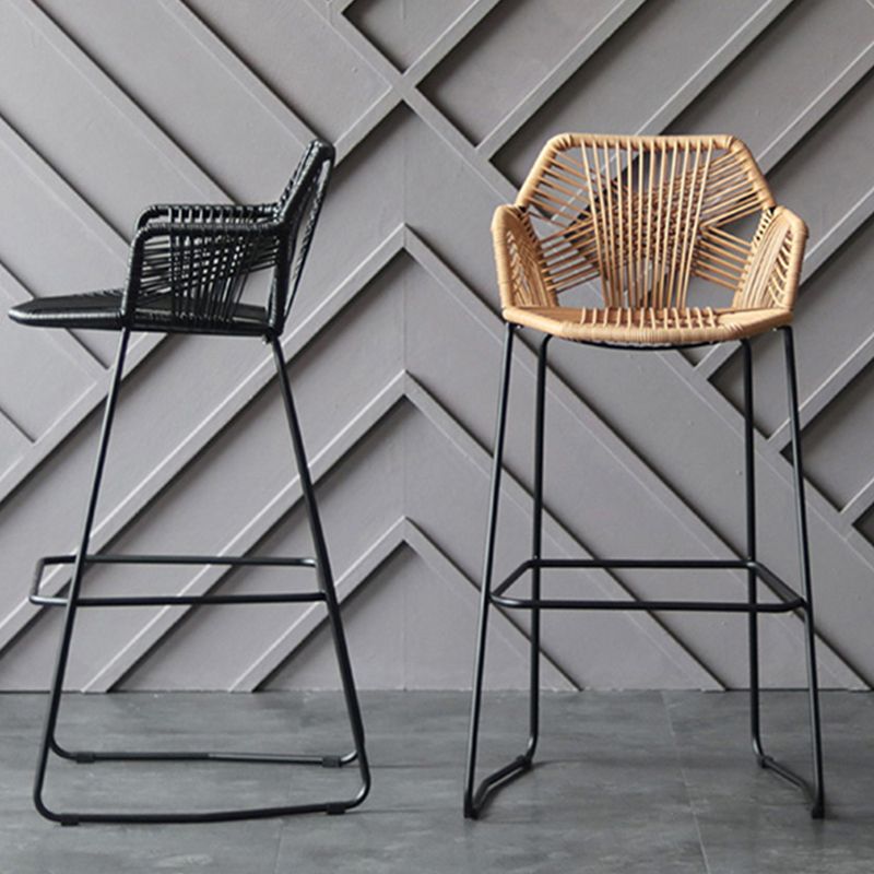 スカンジナビアのプラスチックラタンバースツールアーム付きバケツスツールの金属脚