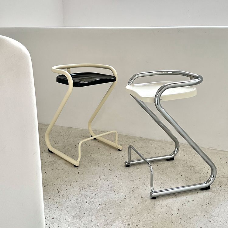 Sgabello da bar sul retro posteriore con sedile sagomate con base di metallo
