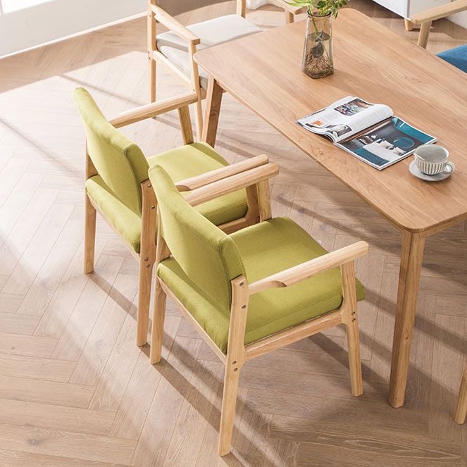 Zeitgenössischer Holzarmstuhl offener Essnebelmöbel im matten Finish offener Rücken