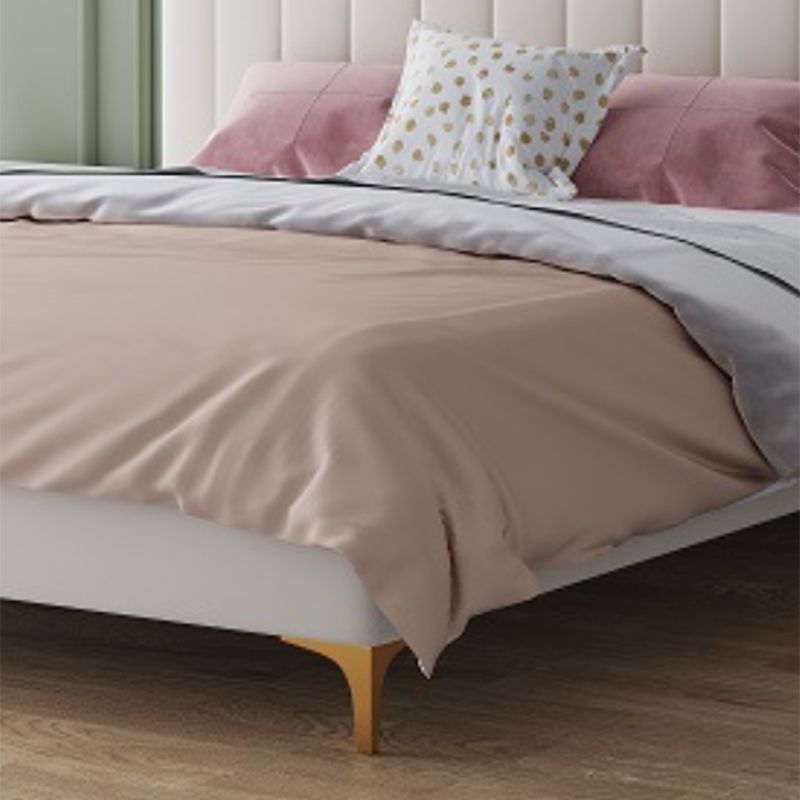 Lit blanc contemporain avec une tête de lit en faux cuir rectangle