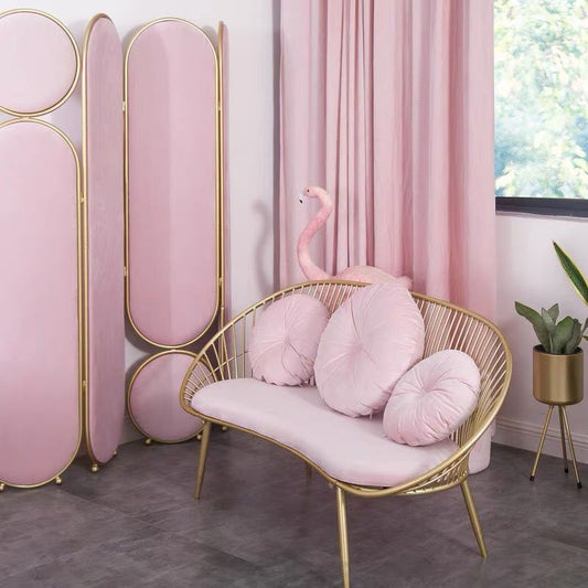 Moderne abgenefierte Armsofa in Gold -Metallrahmensofa mit 3 Kissen