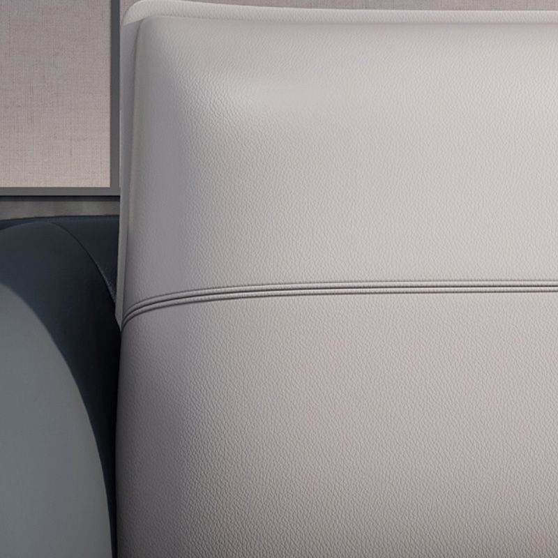 Sofá de cuero gris con cuatro patas sueltas de estilo nórdico de espalda