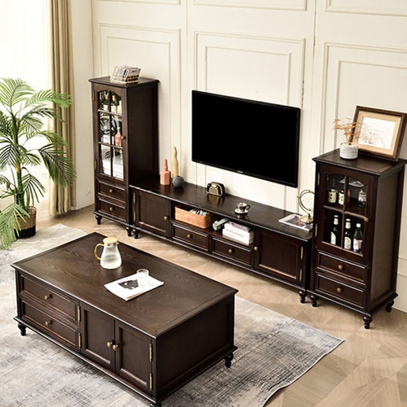 茶色の棚を備えた伝統的な無垢材の床ボトルホルダー