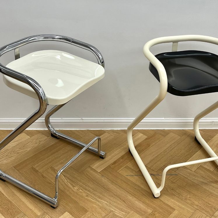 Sgabello da bar sul retro posteriore con sedile sagomate con base di metallo