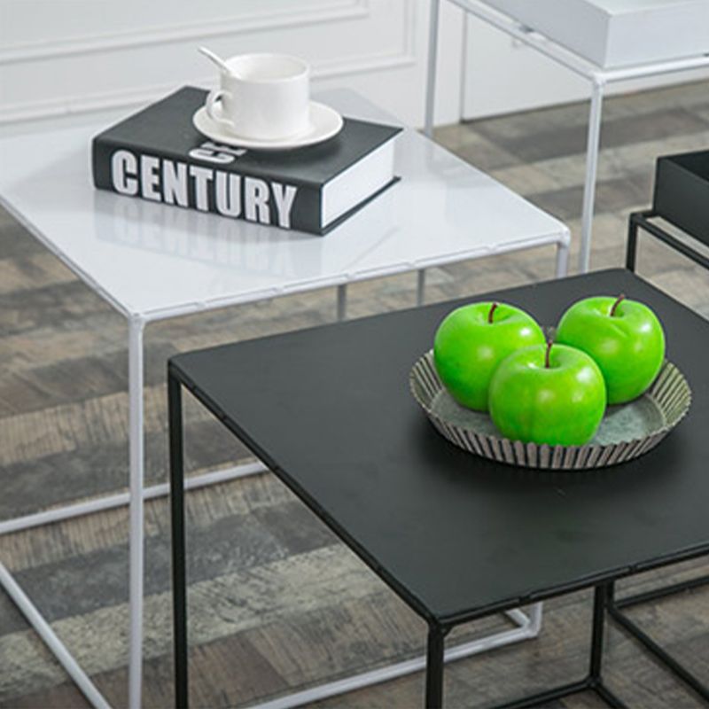 Mesa de metal de la mesa de esquina negra de mediados del siglo