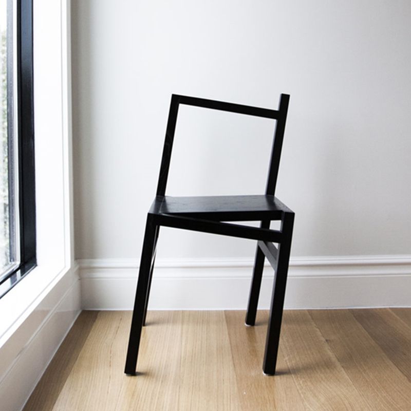 Moderne eenvoudige zijstoel houten basis aan de kant van de kant van de basis voor eetkamer