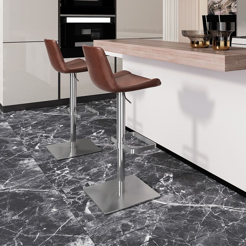 Taburete de bar de cuero giratorio de altura ajustable contemporáneo con reposapiés