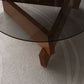 Moderner runder Couchtisch mit Glasplatte und abstraktem Holzbein