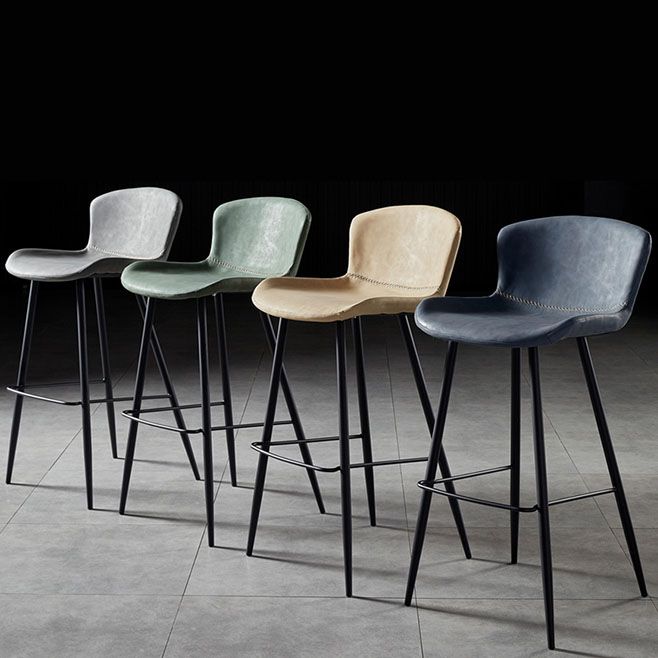 Sgabello imbottito in pelle senza schienale scandinavo