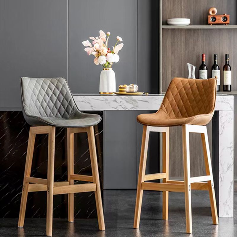 Lo sgabello di schienale in stile moderno con base in legno e cuscino in pelle