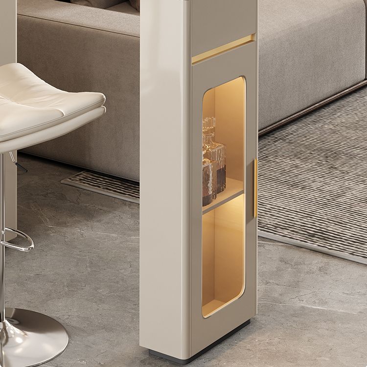 Zeitgenössischer Bartisch mit Steinplatte und Untergestell aus Holzwerkstoff