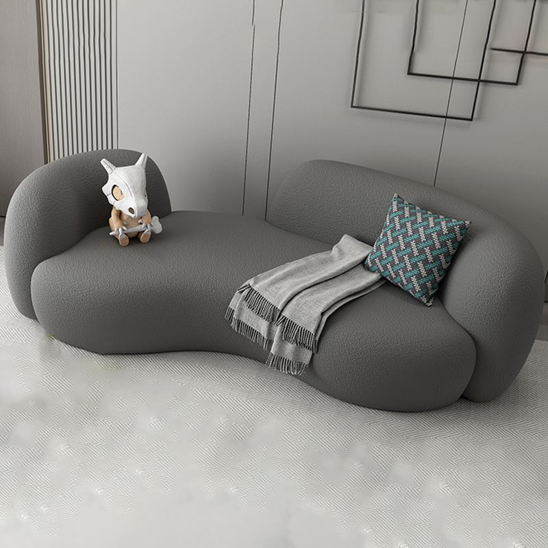 Moderne stijl bank met gebogen rug en gewatteerde sponszitting bank