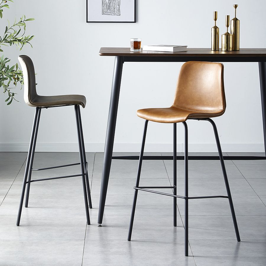 Sgabello da bar in pelle posteriore bassista in stile contemporaneo con gambe metalliche