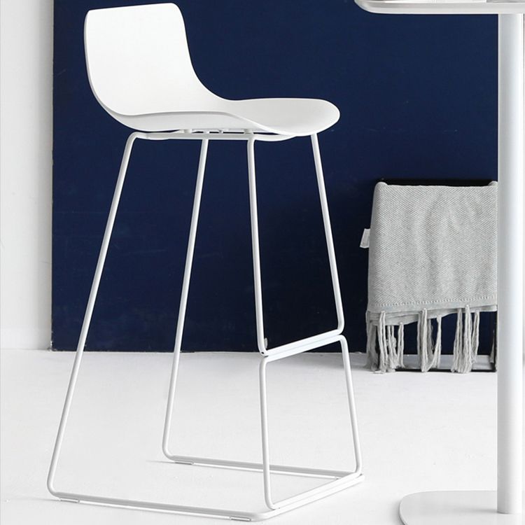 Sgabelli da bar in plastica bassa di plastica senza braccio contemporanea con base di metallo