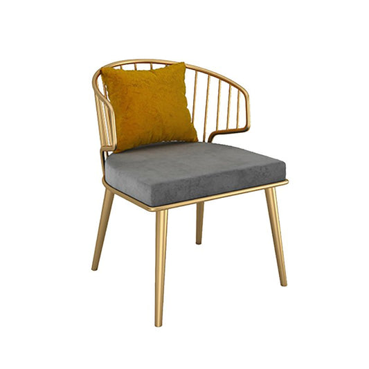 灰色の布張りのダイニングチェアメタルウィンザーバックアームチェア