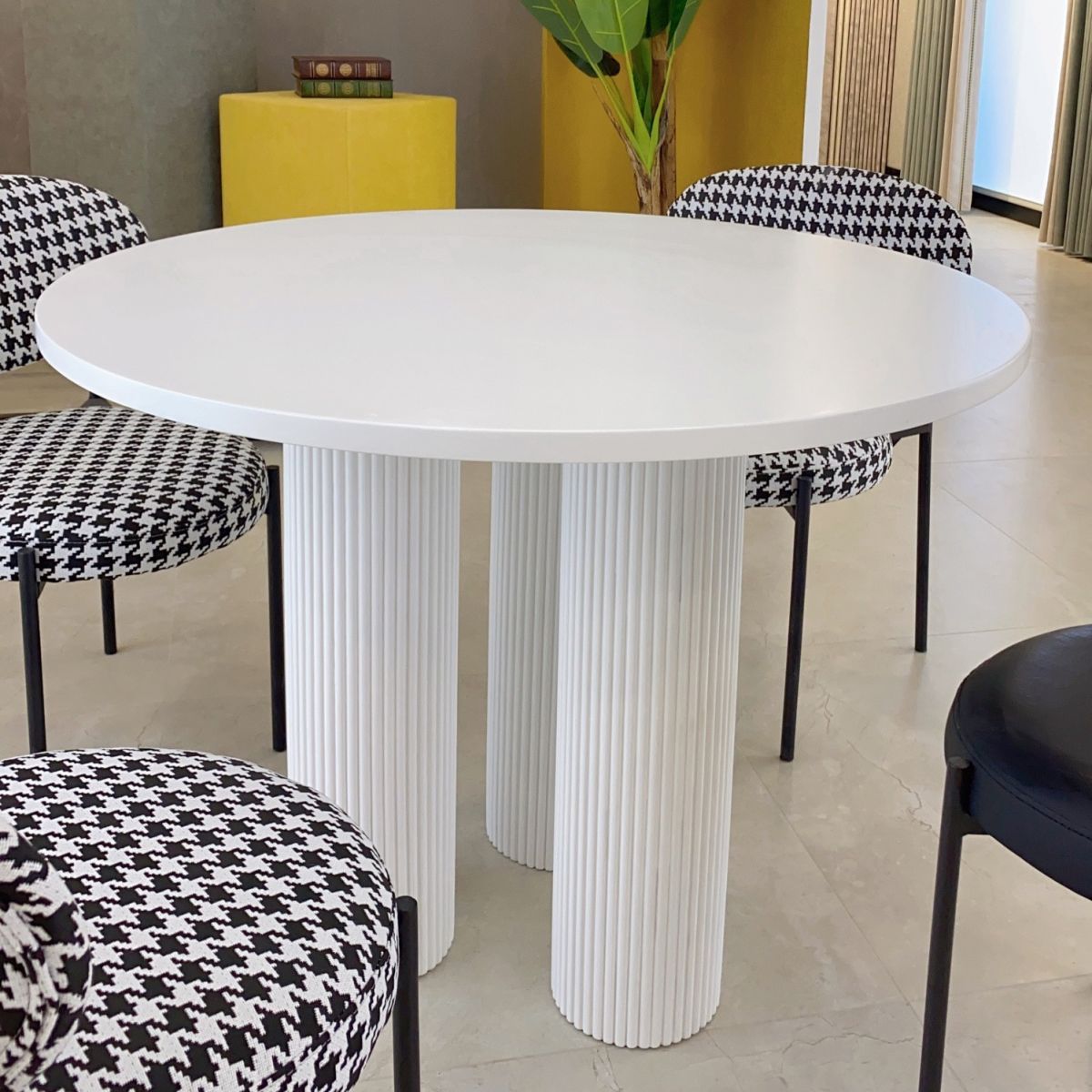 Round Table Dinette Table Contemporary Dinner Room Kitchen Table for Indoor Clearhalo ' dining_table' 'Dining Tables & Seating' 'Dining Tables' 'furn' 'furn_dining_table' 'Furniture' 'furniture_dining_table' 'Kitchen & Dining Furniture' 'kitchen&dining_furn' 'kitchen' 'kitchen_dining_table' 1200x1200_8f80d7ff-96db-4d4c-a4dc-28c6f5e66162