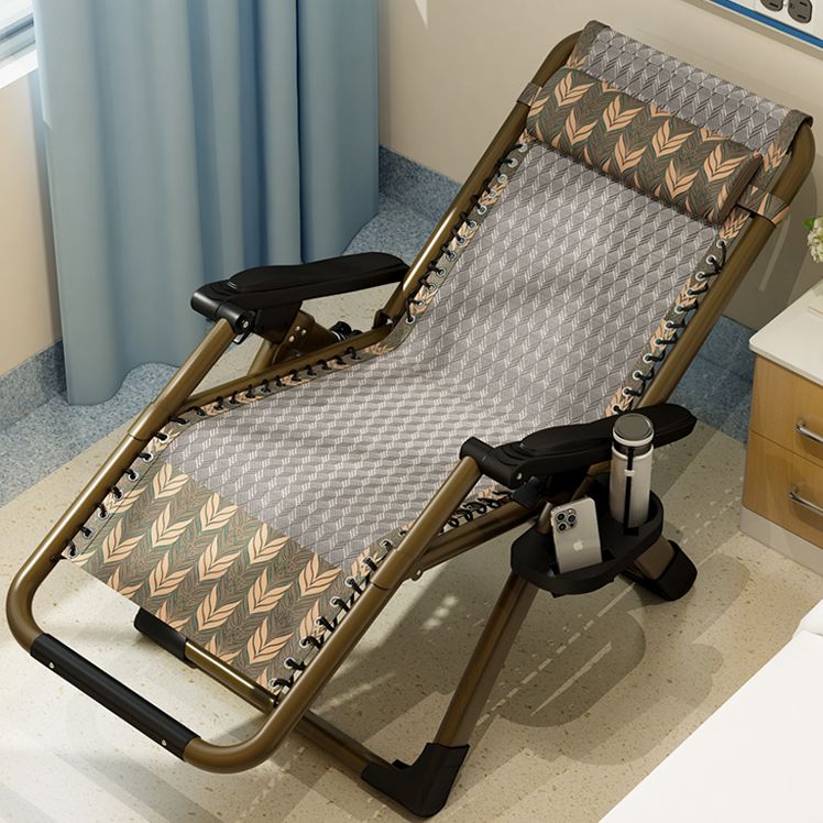 Silla reclinable de base de metal tradicional con brazos y portavasos