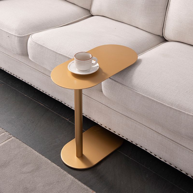 Table d'appoint accent ovale doré au milieu du siècle CA