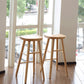 Tabouret de bar contemporain en bois massif avec siège profilé sans dossier et repose-pieds