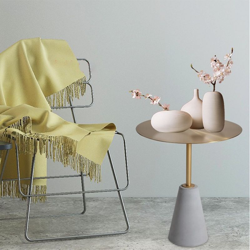 中世のモダンスタイルの丸い金属テーブルと石の台座ベースサイドテーブル