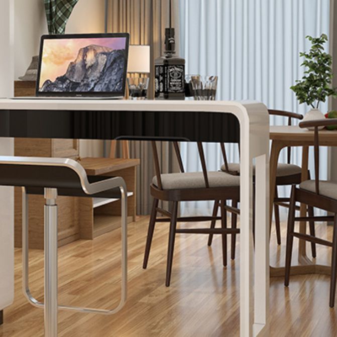 2 pezzi sgabelli da bar contemporanei e tavolo set in bianco e nero